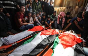 جانب من جنازة الشهداء الأطفال وسط القطاع (الأناضول)