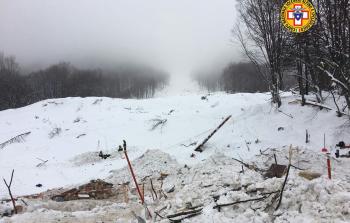 صورة أرشيفية لانهيار ثلجي في إيطاليا الأسبوع الماضي - (أ ف ب)
