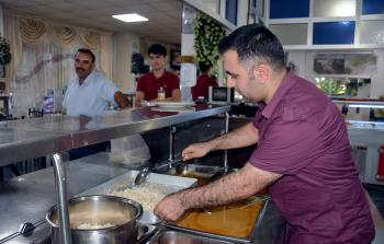 أحد المطاعم التركية التي تقدم الطعام مجاناً للفقراء (الأناضول) 