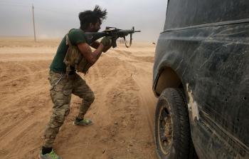 جندي في الجيش العراقي خلال اشتباك مسلح في مدينة الموصل (أ ف ب)