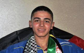 معتصم أصيب عام 2006م إصابة أدت إلى بتر ساقه اليسرى