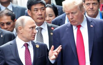 ترامب (يميناً) وبوتين (يساراً) خلال لقائهما اليوم (أ ف ب)