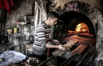 جانب من العمل في فرن بدائي في غزة (الأناضول)
