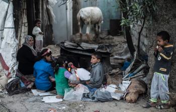 امرأة فلسطينية تخبز على 