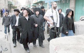 مستوطنون يعربدون في شوارع الخليل (أرشيف)