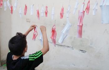 الفوانيس الورقية في أيدي الأطفال الفقراء