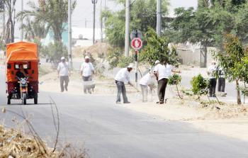 عمال التشغيل المؤقت يقومون بتنظيف الطرق (أرشيف)