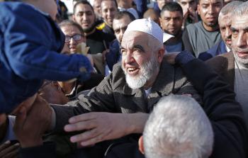 أنصار الشيخ رائد صلاح يحتفلون بالإفراج عنه في مدينة أم الفحم (أ ف ب)