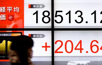 يابانية تراقب مؤشر نيكي في البورصة (أ ف ب)