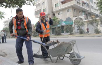جانب من حملة نظافة تطوعية بإشراف بلدية غزة