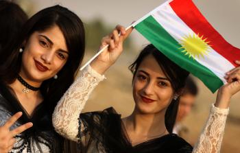 كرديات مبتهجات بقرار الاستفتاء حول الانفصال (أ ف ب)