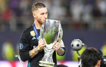 لاعب ريال مدريد سيرغيو راموس يحتفي بكأس السوبر الأوروبي (أ ف ب)