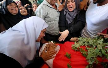 والدة الشهيد تلقي نظرة الوداع الأخيرة على ابنها