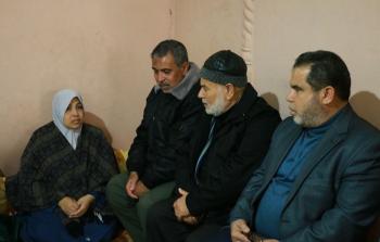 جانب من زيارة الوفد لبيوت عوائل الشهداء