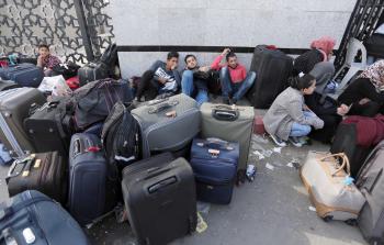 مواطنون ينتظرون السماح لهم بالسفر عبر معبر رفح أمس (صفا)