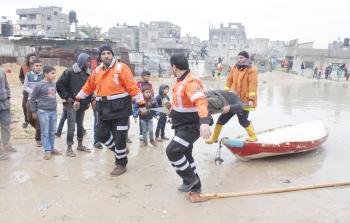 صورة أرشيفية للدفاع المدني الفلسطيني وهو ينفذ إحدى مهامه 