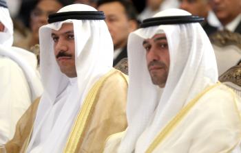  محافظ بنك الكويت المركزي محمد يوسف الهاشل (يساراً) (أ ف ب)