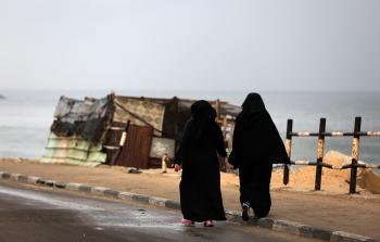 جانب من سقوط الأمطار بغزة أمس (أ ف ب)