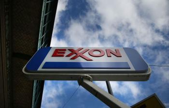 صورة أرشيفية لمحطة غاز اكسون الأمريكية في نيويورك - (أ ف ب) 