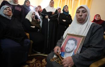 والدة الشهيد مازن فقهاء تابعت جنازة نجلها عبر شاشة التلفاز  (الأناضول)