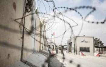 جانب من إغلاق حاجز كرم أبو سالم (الأناضول)