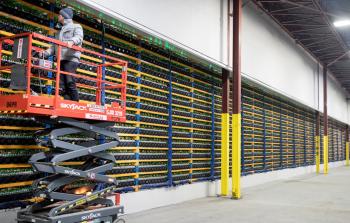 مراكز بيانات التنقيب عن العملات الرقمية تضم مئات الأجهزة وتستهلك طاقة كهربائية عالية (رويترز)