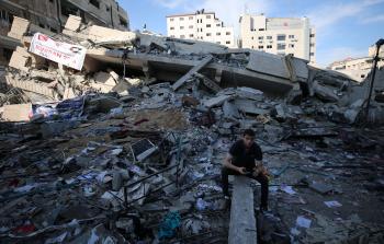 تدمير بناية الخزندار في حي الرمال وسط مدينة غزة (فلسطين أون لاين)