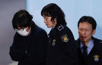 صورة أرشيفية لتشوي سون سيل يساراً