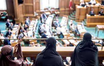 نساء منتقبات يحضرن جلسة التصويت بالبرلمان اليوم (رويترز)