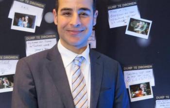 تمكن من استيعاب اللغة الهولندية، حتى إنه تقدم فيها بفعالية