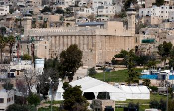 خيمة نصبها المستوطنون أمام المسجد الإبراهيمي (أ ف ب)