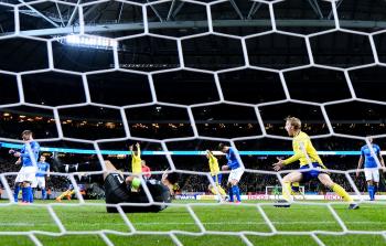 جانب من مباراة السويد وإيطاليا أمس (أ ف ب)