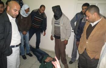 قتلة المصري أثناء تمثيل الجريمة (أرشيف)