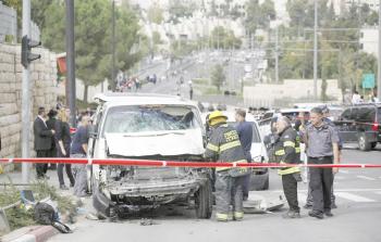 جنود الاحتلال يعاينون مكان إحدى العمليات بالضفة المحتلة (أرشيف)