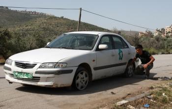 مستوطنون يخطون شعارات عنصرية بالقدس المحتلة (الأناضول)