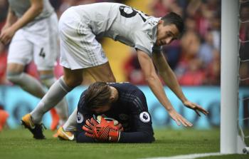 أحد لاعبي مانشستر يونايتد خلال مباراة سابقة له (أ ف ب)