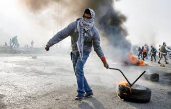 جانب من المواجهات مع قوات الاحتلال في رام الله (أ ف ب)