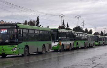 باصات حكومية تنتظر السماح بإجلاء المدنيين والمقاتلين والجرحى من حلب (أ ف ب)