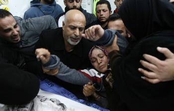 صورة أرشيفية لوالدة الشهيد قصي العمور وهي تبكي فراقه (أ ف ب)