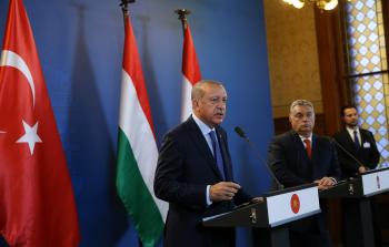 أردوغان مع نظيره المجري (الأناضول)