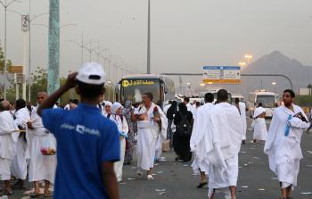 جانب من توافد الحجاج لصعيد عرفات (الأناضول)