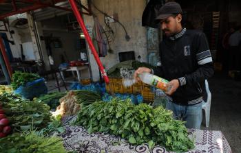 الشاب أنس العطار خلف بسطته الصغيرة