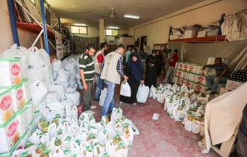 جانب من توزيع المساعدات التركية بغزة اليوم (الأناضول)