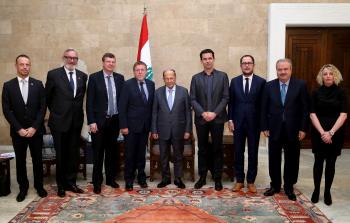 ميشال عون (وسط) يستقبل سيغريد براك (يسار4) (الأناضول)