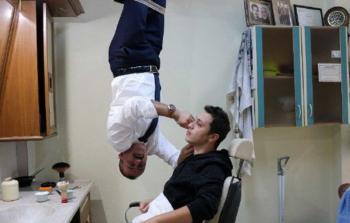 الحلاق يزاول عمله بهذه الطريقة منذ عام 1995 إلى الآن