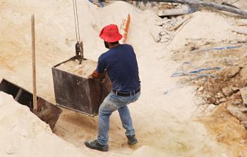 طلبة جامعات يعملون بمجال البناء (الجزيرة نت)