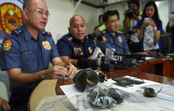 قائد الشرطة  الفيليبينية  أثناء استعراض القنبلة - (أ ف ب)