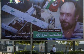 يافطة تحمل صورة الشهيد الزواري على مفترق السرايا في غزة (أ ف ب)