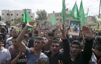 صورة أرشيفية لجانب من مسيرة التشييع الرمزية للشهي مازن فقها في طوباس (أ ف ب)