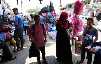 مواطنون يتسوقون للمدارس 